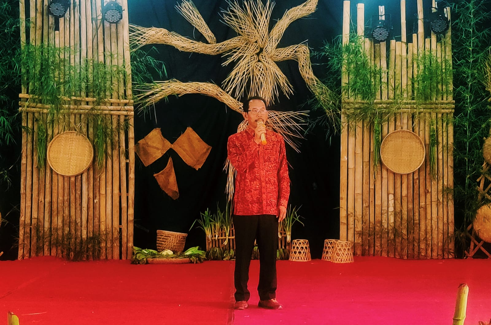 Camat Gebog, Bambang Gunadi saat sambutan dalam kegiatan Menawan Mantu, Minggu (04/06).