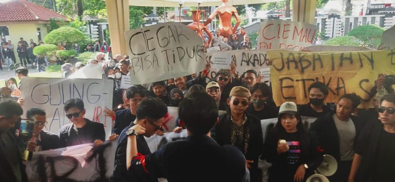 Tepati Janjinya, Ratusan Mahasiswa Geruduk dan Segel Gedung Rektorat UMK