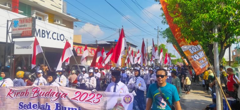 Puluhan Peserta Ramaikan Kirab Budaya Sedekah Bumi Desa Getaspejaten