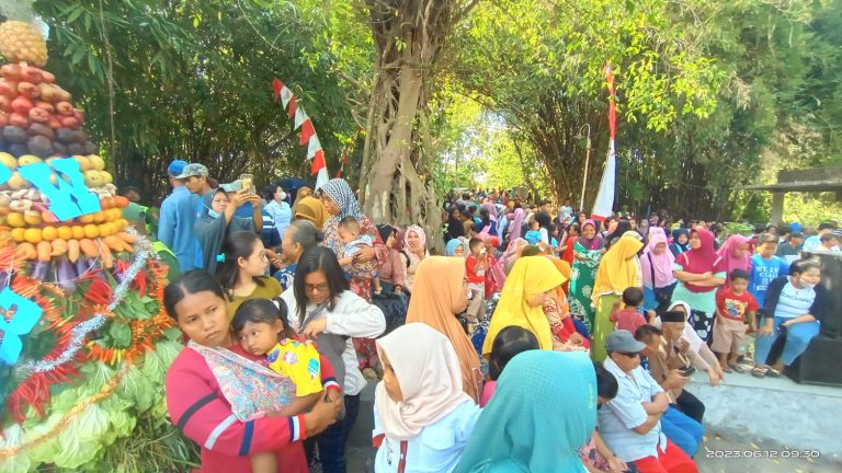 Nguri-uri Budaya, Ratusan Warga Desa Kapung Ramaikan Tradisi Sedekah Bumi