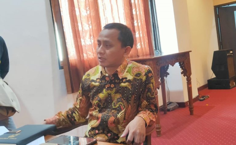 Ketua KPU Jepara, Subchan Zuhri ketika mengumumkan DPT Jepara di Gedung OPD Jepara, Selasa (20/06)
