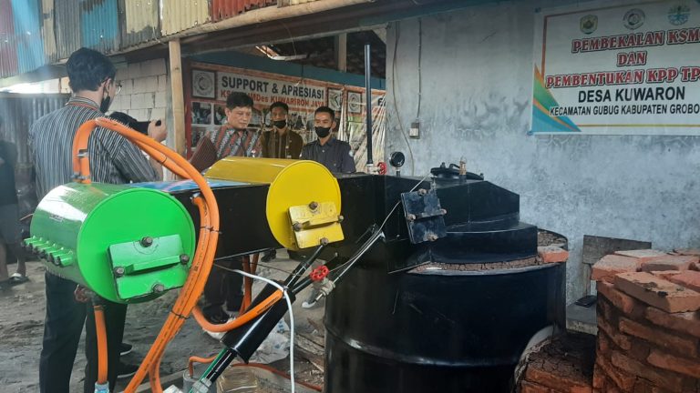 Kepala Badan Riset dan Inovasi Daerah (BRIDA) Jateng, Muhammad Arif Irwanto bersama rombongan saat berkunjung ke lokasi Bumdes Kuwariron Jaya di Desa Kuwaron,Gubug,Grobogan,Jawa Tengah,Selasa (20/06).