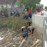Peduli Lingkungan, Polisi di Grobogan Bersih-bersih Sungai