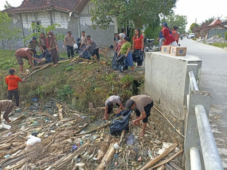 Peduli Lingkungan, Polisi di Grobogan Bersih-bersih Sungai