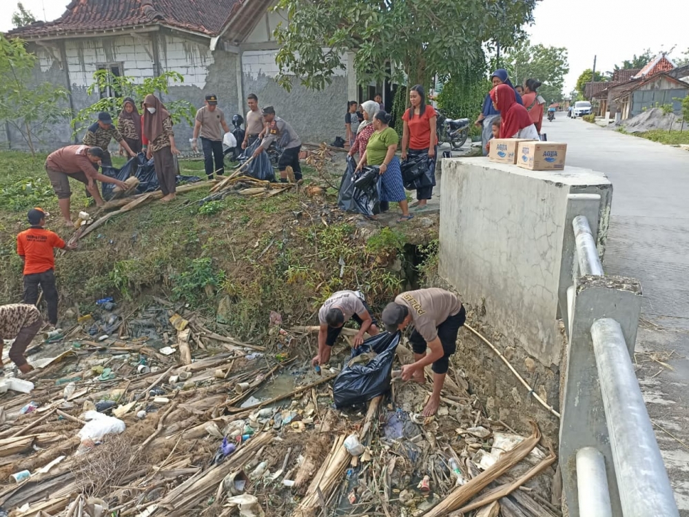 Peduli Lingkungan, Polisi di Grobogan Bersih-bersih Sungai