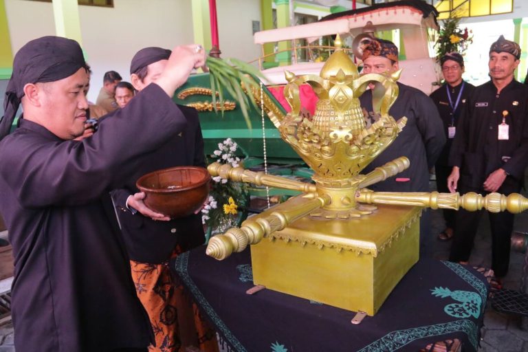 Jamasan Kereta Kencana, Plt Bupati Ajak Warganya Nguri-Uri Budaya Leluhur