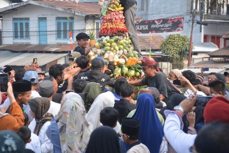 Meriahnya Merti Desa, 8 Gunungan Hasil Bumi dan 260 Tumpeng Diarak Warga