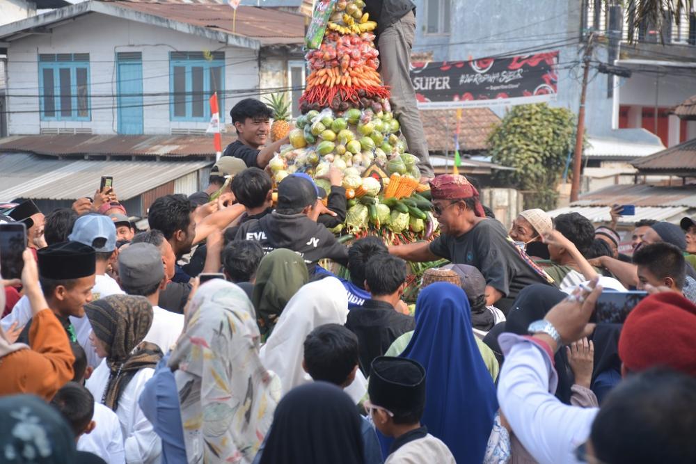 Meriahnya Merti Desa, 8 Gunungan Hasil Bumi dan 260 Tumpeng Diarak Warga