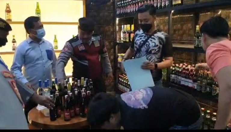 Razia Dadakan Polisi Sasar Warung Miras, Sita Puluhan Botol Miras, Pemilik Wajib Tutup Usaha