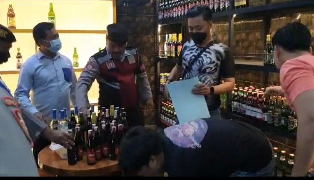 Razia Dadakan Polisi Sasar Warung Miras, Sita Puluhan Botol Miras, Pemilik Wajib Tutup Usaha