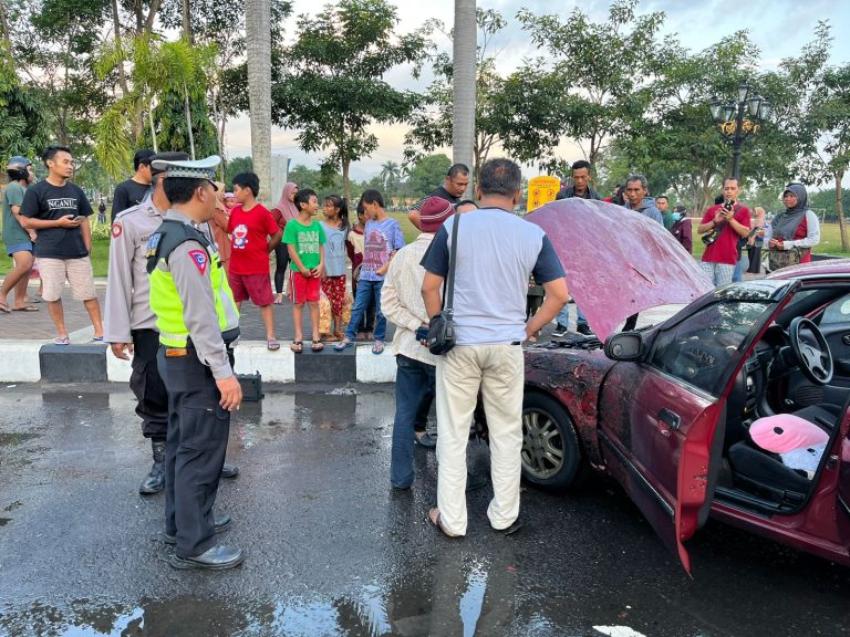 Nahas Warga Jakarta Pulang dari Berwisata, Malah Mobilnya Terbakar