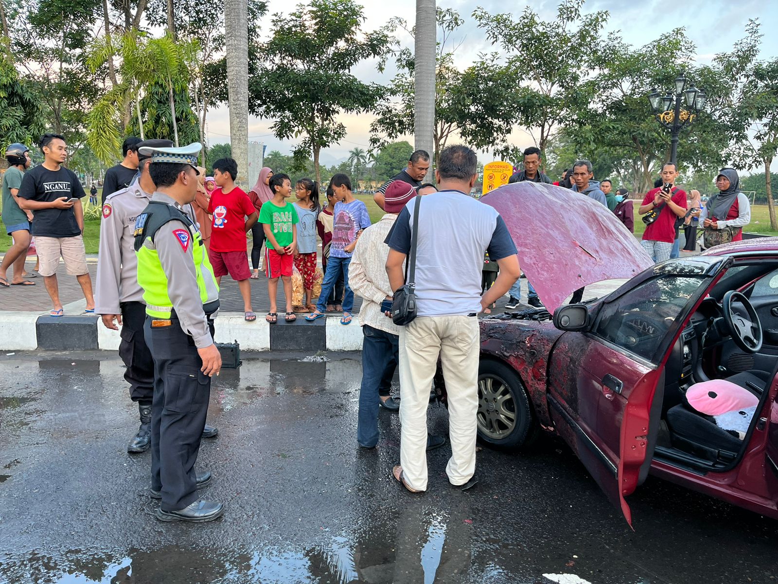 Nahas Warga Jakarta Pulang dari Berwisata, Malah Mobilnya Terbakar