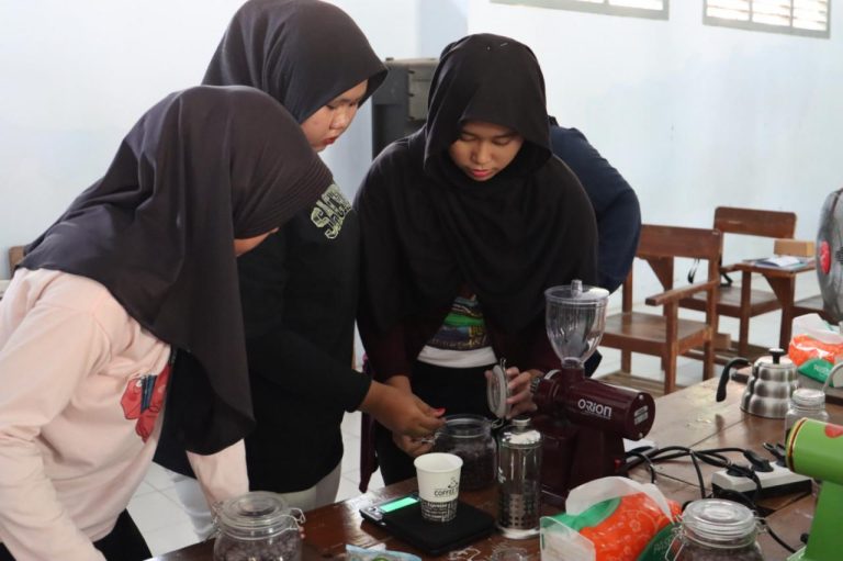 Selama 4 Hari, 30 Peserta Antusias Ikuti Pelatihan Barista di SKB