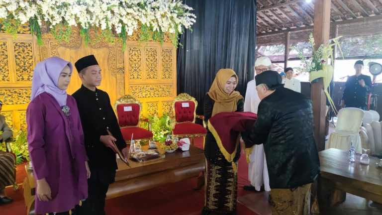 Tradisi Penyerahan Abon Abon Minyak Jamas dari Keraton Surakarta ke Kasepuhan Kadilangu