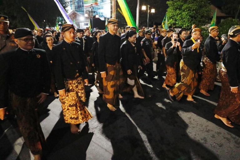 Bersama Gibran, Ganjar Ikuti Prosesi Kirab Pusaka Dalem Praja Mangkunegaran