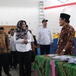 Tinjau Sejumlah TPS Zona Merah, Sri Mulyani: Pilkades Serentak Berjalan Kondusif