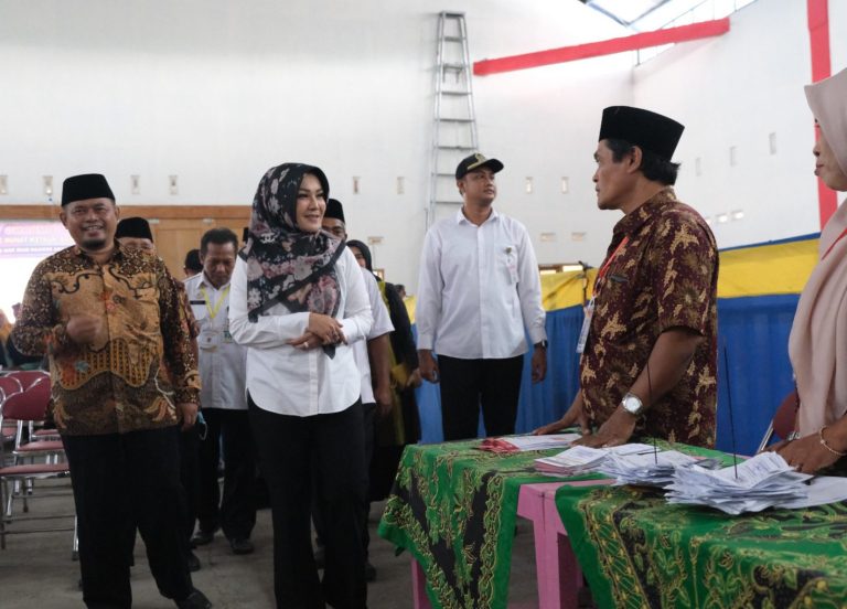 Tinjau Sejumlah TPS Zona Merah, Sri Mulyani: Pilkades Serentak Berjalan Kondusif
