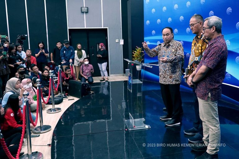 Menkominfo Budi Arie Setiadi saat Konferensi Pers tentang Pemberantasan Judi Online di Media Center Kementerian Kominfo, Jakarta Pusat, Kamis (20/07)
