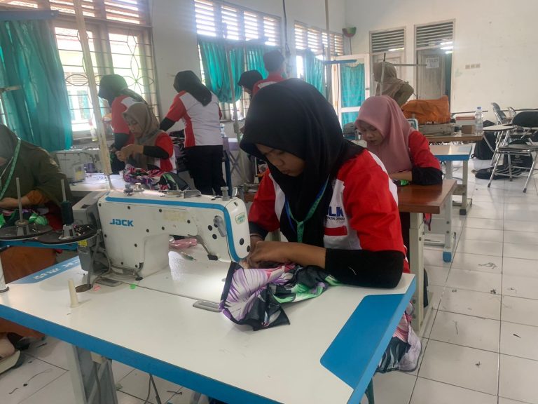 Dinnakerind Demak Gelar Uji Kompetensi Kejuruan Menjahit