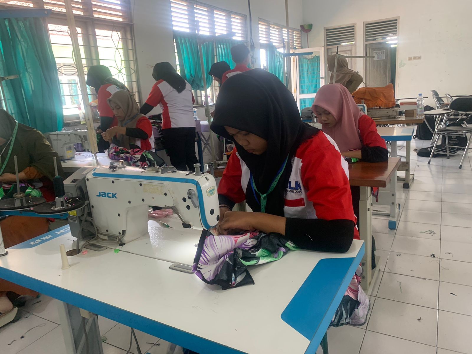Dinnakerind Demak Gelar Uji Kompetensi Kejuruan Menjahit
