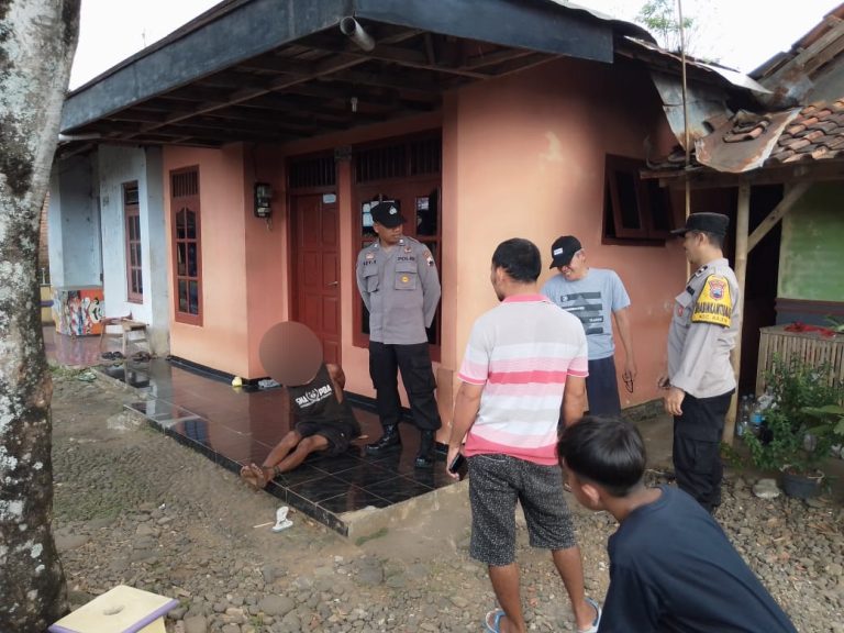 Lempari Batu ke Mobil yang Parkir dan Melintas, Pria Diduga ODGJ Diamankan Polisi
