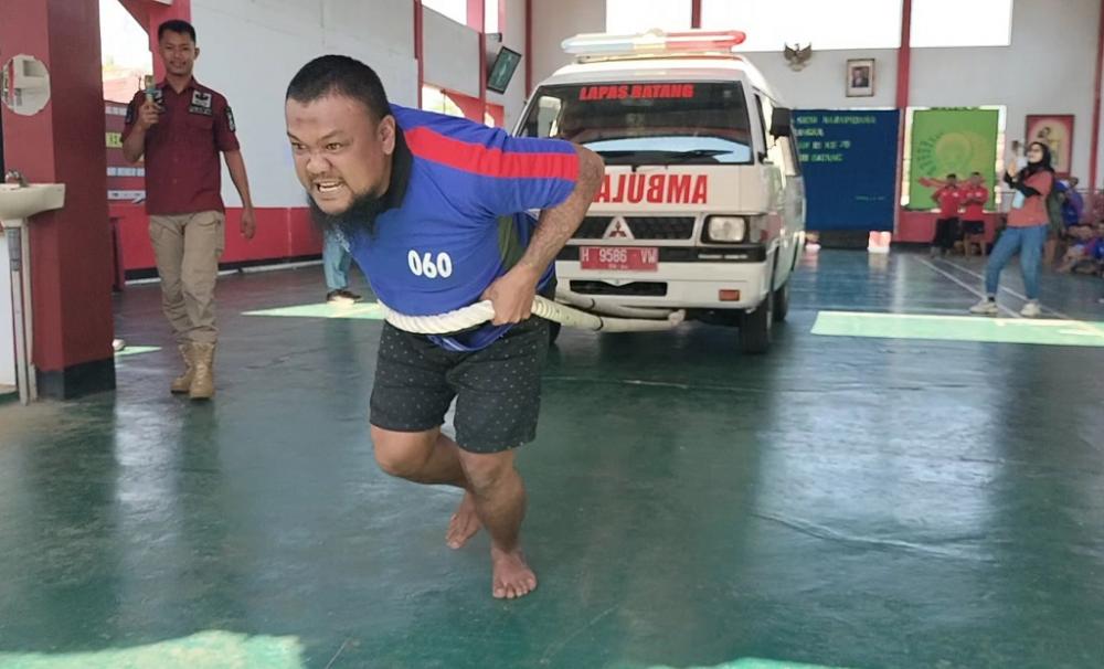 Uji Fisik, Warga Binaan Lapas Batang Ikuti Lomba Tarik Ambulans