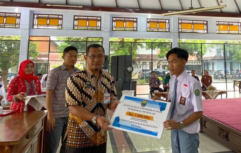 Disdik Batang Berikan Beasiswa untuk Pelajar dan Mahasiswa Senilai Rp 600 Juta