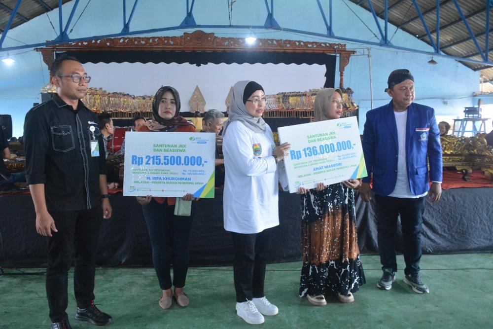 Bareng Sedekah Laut, BPJS Ketenagakerjaan Beri Santunan Kecelakaan Kerja Rp 300 Juta