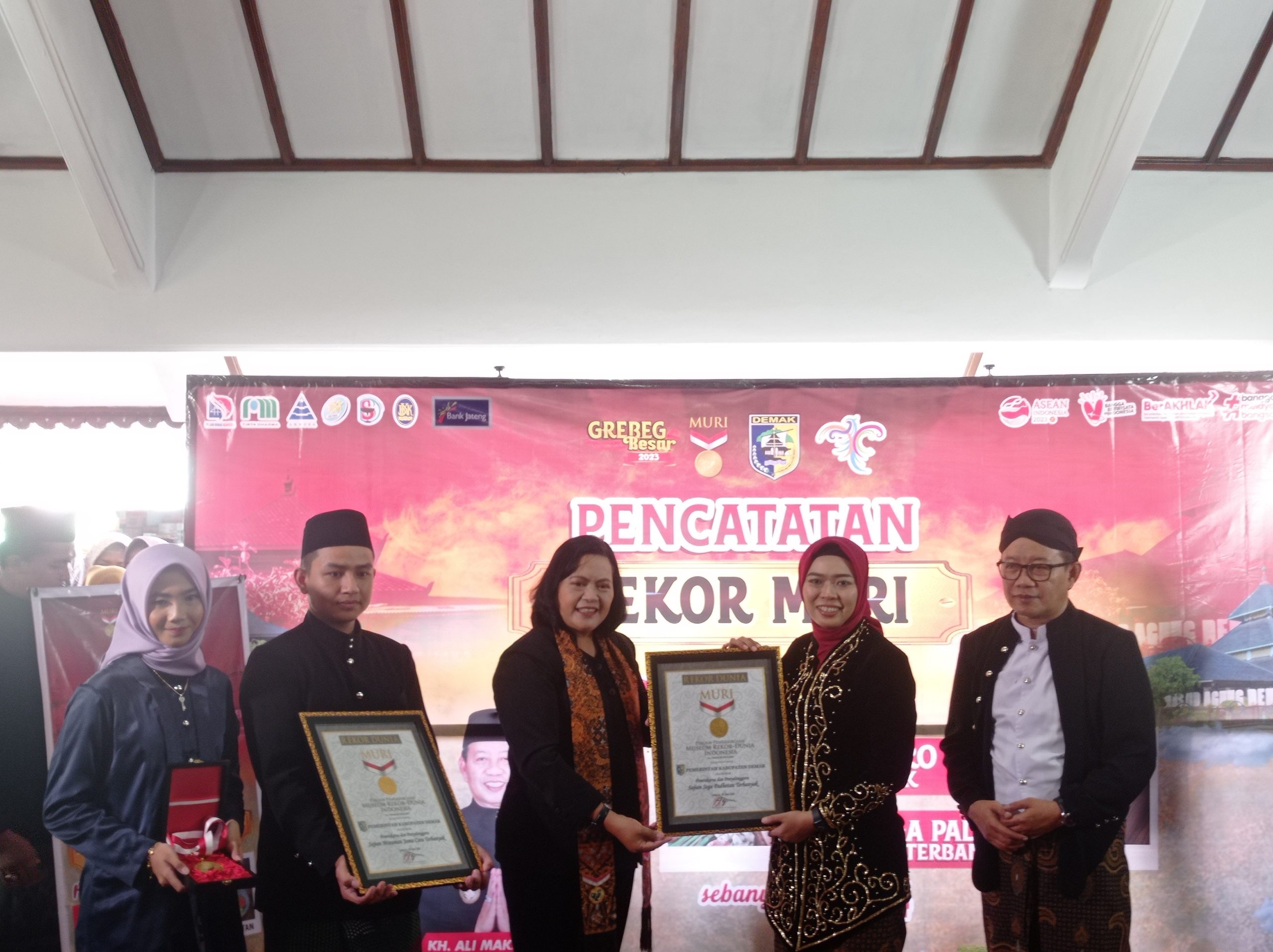 Penyajian Sega Padhetan dan Jamu Coro Terbanyak, Resmi Tercatat dalam Rekor MURI