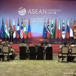 Presiden Jokowi menerima kunjungan kehormatan para menteri luar negeri ASEAN, di Shangri-la Hotel, Jakarta, Jumat (14/07).