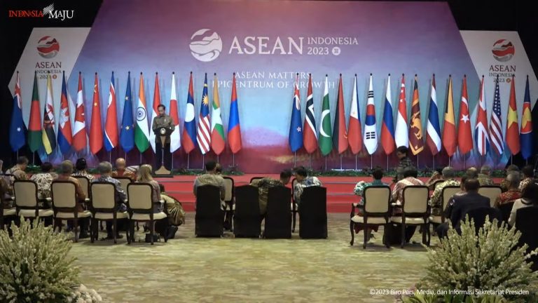 Presiden Jokowi menerima kunjungan kehormatan para menteri luar negeri ASEAN, di Shangri-la Hotel, Jakarta, Jumat (14/07).