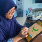 Dr Eng Nanik Suciati mempraktikkan menggunakan aplikasi Pembelajaran huruf Hijaiyah yang dikembangkan.