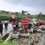 Merespon Laporan Masyarakat, Pemkot Bersihkan Timbunan Sampah yang Sumbat Aliran Sungai