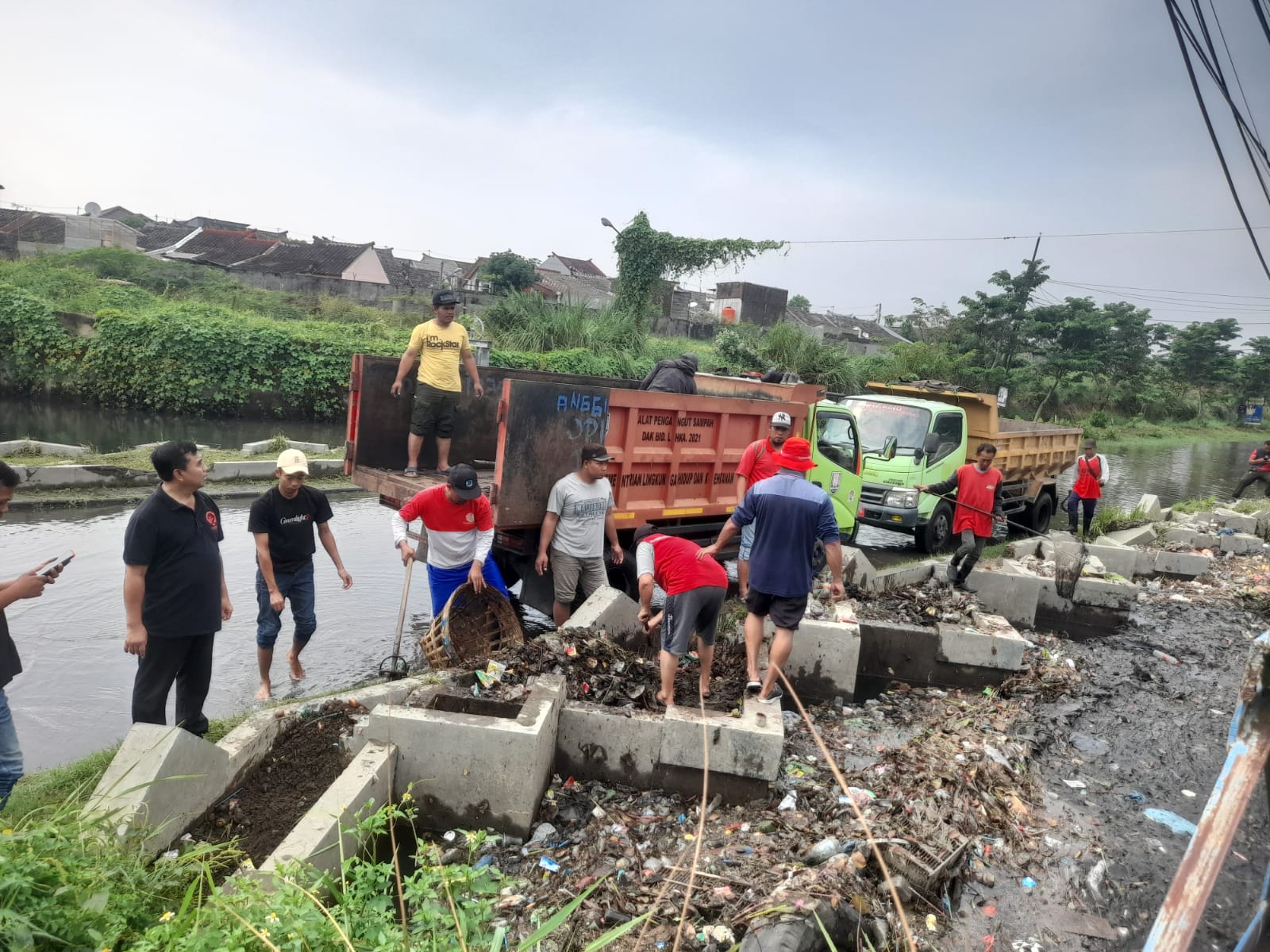Merespon Laporan Masyarakat, Pemkot Bersihkan Timbunan Sampah yang Sumbat Aliran Sungai