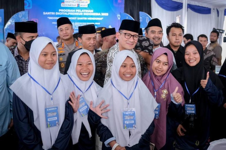 Ciptakan Peluang Usaha, Menparekraf Dorong Santri Manfaatkan Teknologi Digital