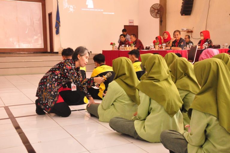 Bupati Mengajar, Pj. Bupati Ajak Siswi Gunakan Hak Pilih, dan Rutin Konsumsi Tablet Penambah Darah