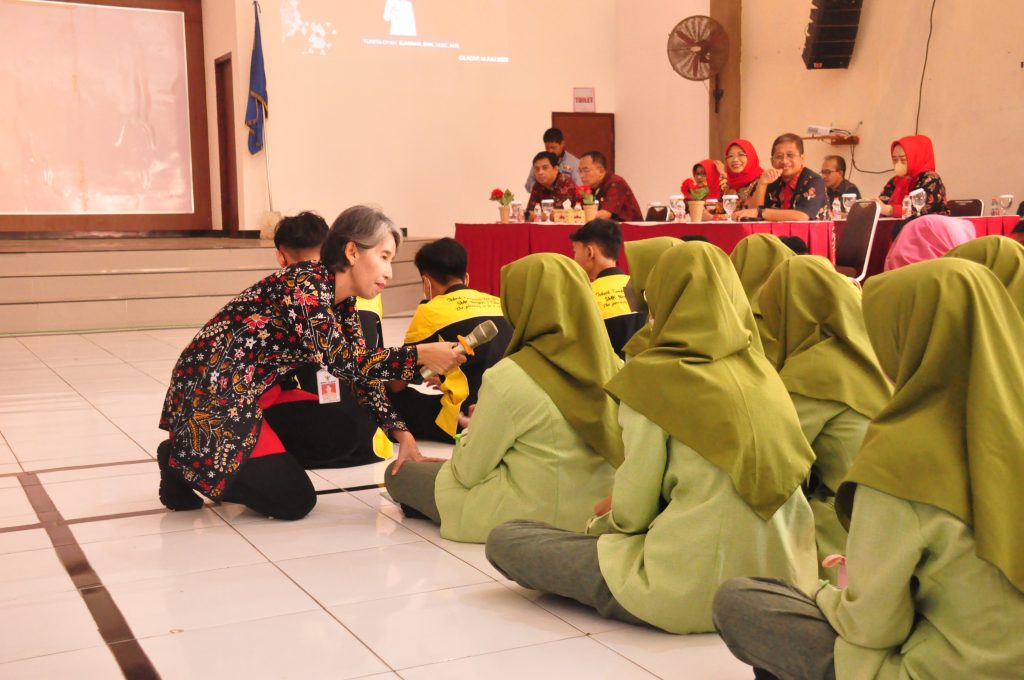 Bupati Mengajar, Pj. Bupati Ajak Siswi Gunakan Hak Pilih, dan Rutin Konsumsi Tablet Penambah Darah
