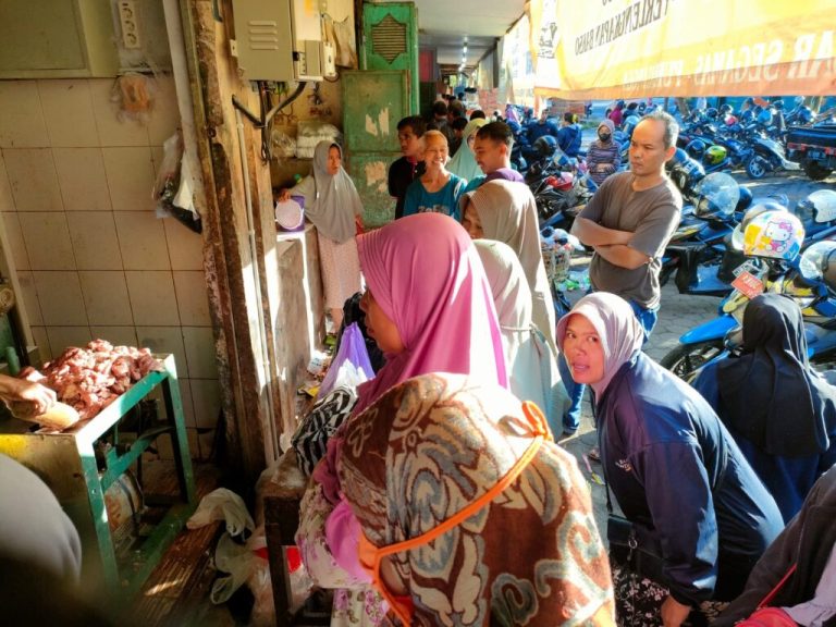Penggilingan Daging Segamas Ramai Dikunjungi Ibu-ibu yang Ingin Buat Bakso Sendiri