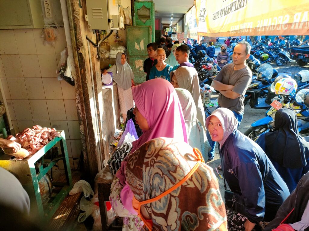 Penggilingan Daging Segamas Ramai Dikunjungi Ibu-ibu yang Ingin Buat Bakso Sendiri