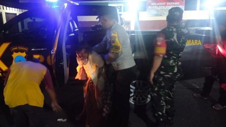 Lansia Tersesat di Padamara Diantar Polisi Pulang ke Rumah