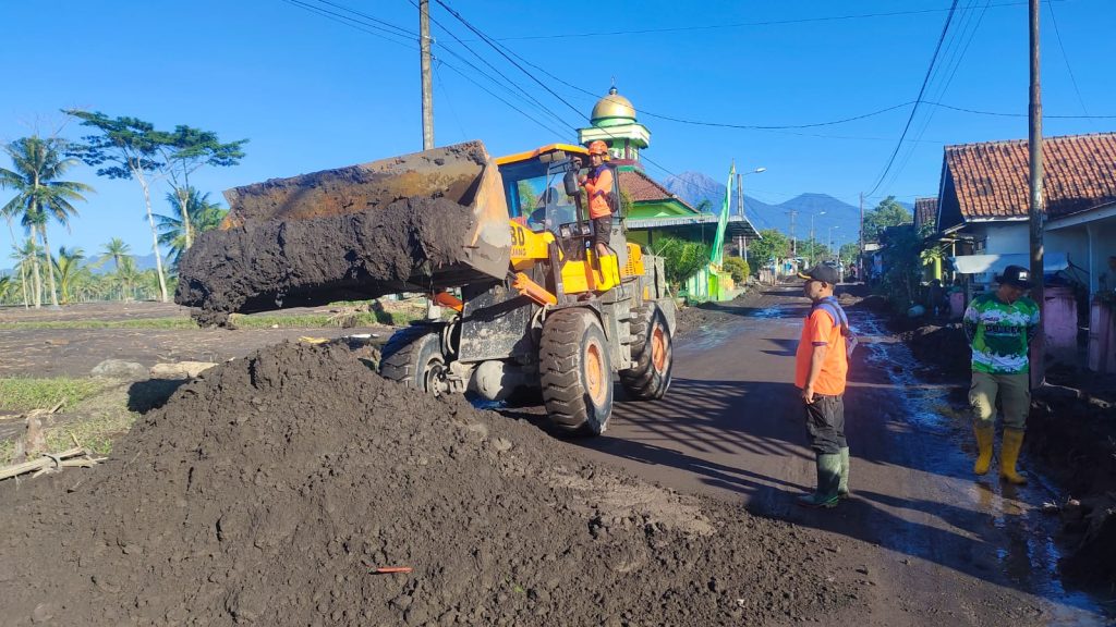 Pembersihan Sisa Material Lahar Dingin Semeru Difokuskan di Desa Nguter Lumajang
