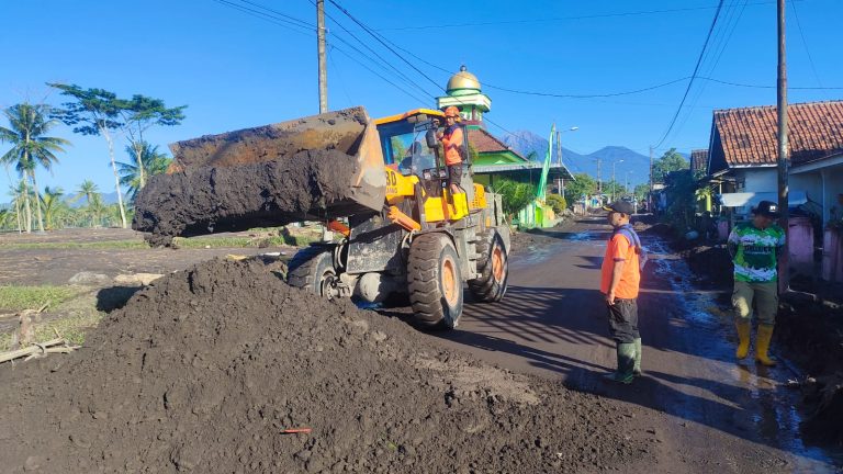 Pembersihan Sisa Material Lahar Dingin Semeru Difokuskan di Desa Nguter Lumajang