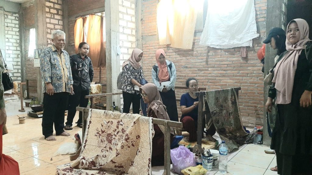 Belasan Pemuda Magelang Belajar Batik Tulis di Pusaka Beruang Lasem