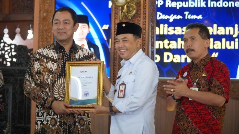 Dialog bersama dengan tema “Optimalisasi Belanja Pemerintah Melalui Toko Daring” di Pendopo RA. Kartini.