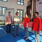 Kepala Kantor Wilayah Kementerianm Hukum dan HAM(Kemenkumham) Jatim, Imam Jauhari menyerahkan remisi khusus pada 72 ABH.