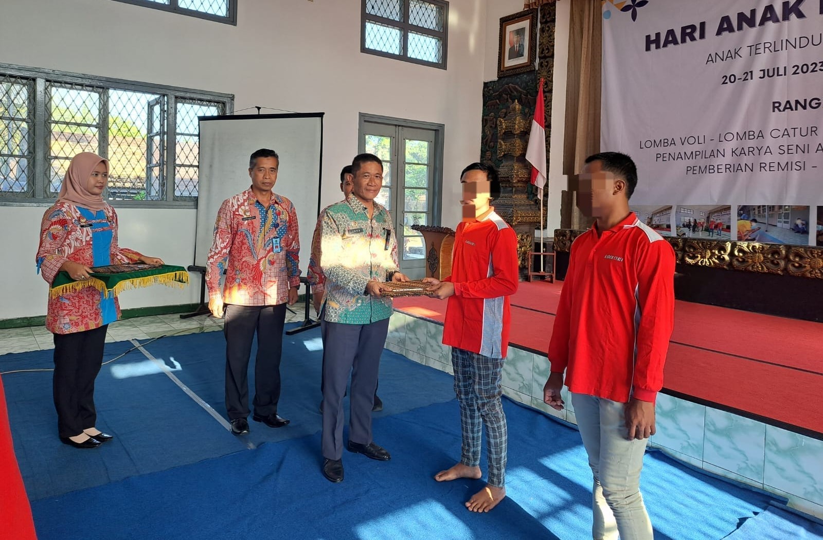 Kepala Kantor Wilayah Kementerianm Hukum dan HAM(Kemenkumham) Jatim, Imam Jauhari menyerahkan remisi khusus pada 72 ABH.