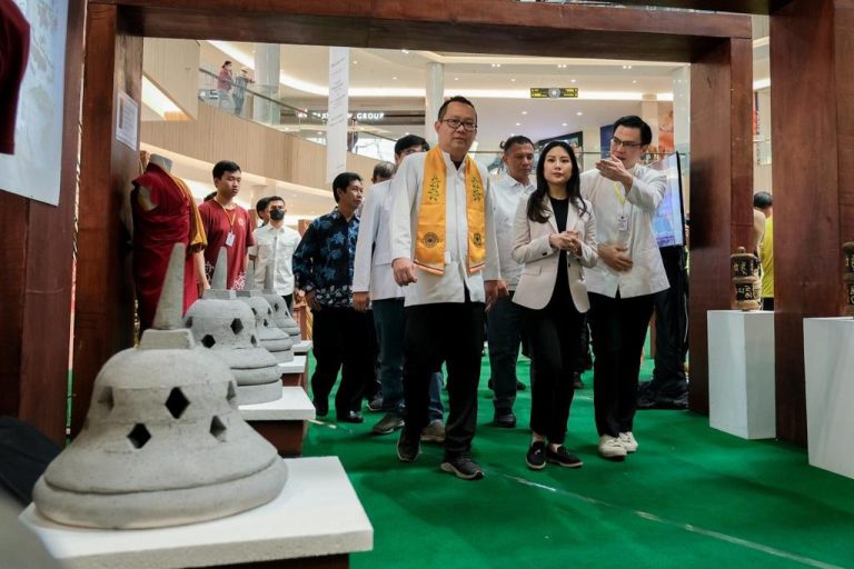 Wamenparekraf: Wisata Religi dan Wisata Budaya Promosikan Kebhinekaan Indonesia