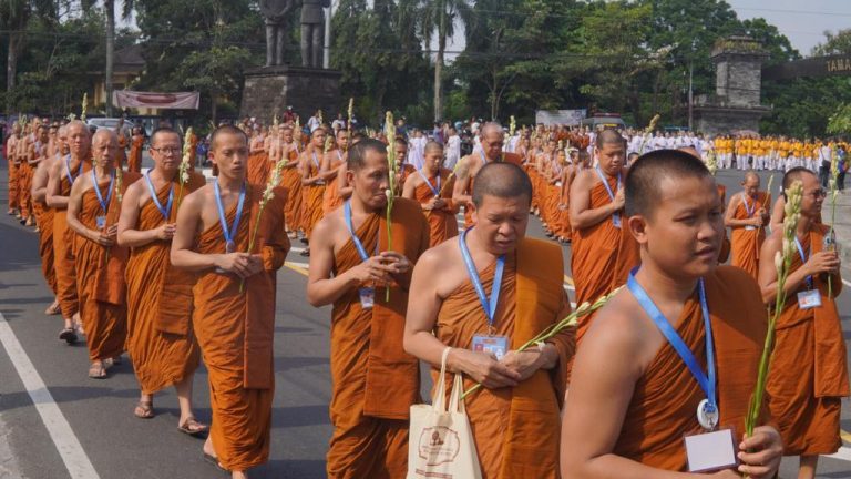Jalan dari Mendut ke Borobudur, Ribuan Umat Buddha Rayakan Asadha 2023