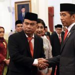 Presiden Jokowi memberikan ucapan selamat pada Menkominfo Budi Arie Setiadi, di Istana Negara, Jakarta Senin (17/07).