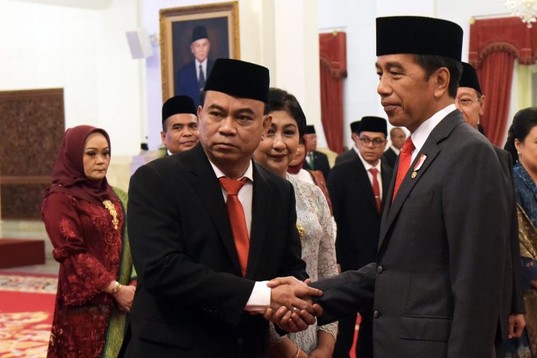Presiden Jokowi memberikan ucapan selamat pada Menkominfo Budi Arie Setiadi, di Istana Negara, Jakarta Senin (17/07).